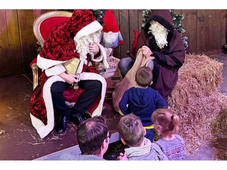 Ho, ho, ho! Samichlaus und Schmutzli schauten auch vorbei. Foto: Stiftung 3FO (FK). Ho, ho, ho! Samichlaus und Schmutzli schauten auch vorbei. Foto: Stiftung 3FO (FK).