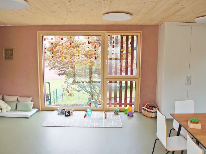 Grosse Fenster für viel Licht in der Kita. Foto: Stiftung 3FO (FK)
