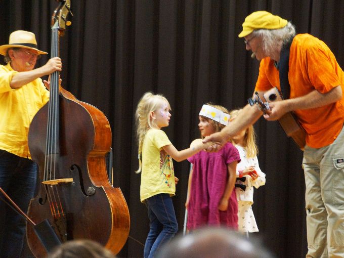 Linard Bardill nahm während des Konzerts auch immer wieder Kinder auf die Bühne. Foto: Stiftung 3FO (FK)