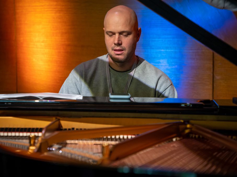 Nicolas Engel sorgte jeweils für ein musikalisches Intermezzo und interpretierte die Programmpunkte anschliessend auf dem Klavierflügel. Foto: SSEF (AW) 