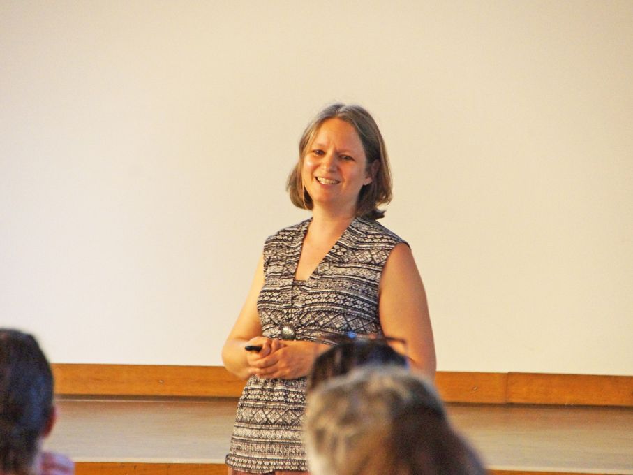 Medienforscherin Dr. Eva Unternaehrer von der Uni Basel ging in einem Impulsreferat auf die aktuelle Thematik ein und präsentierte Auszüge aus ihrer SWIPE-Studie. Foto: Stiftung 3FO(FK).